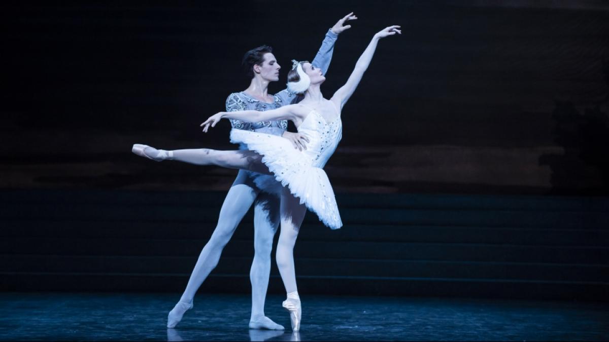 Odette/Odile, Léonore Baulac, Le Prince Siegfried, Germain Louvet © Julien Benhamou/OnP PrevNext